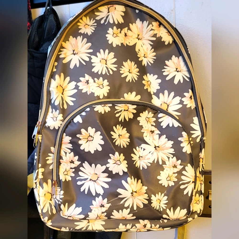 Daisy backpack super cute